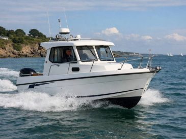 Timonier bateau : avantages, inconvénients et usages de ce type de vedette côtière