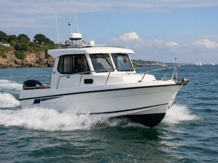 Timonier bateau : avantages, inconvénients et usages de ce type de vedette côtière