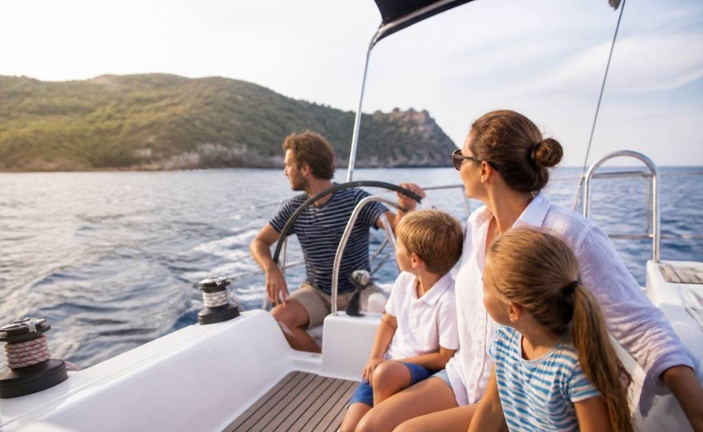 Aventures en famille en bateau : idées d’escapades et conseils pour naviguer ensemble