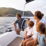 Aventures en famille en bateau : idées d’escapades et conseils pour naviguer ensemble
