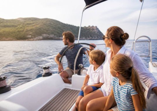Aventures en famille en bateau : idées d’escapades et conseils pour naviguer ensemble
