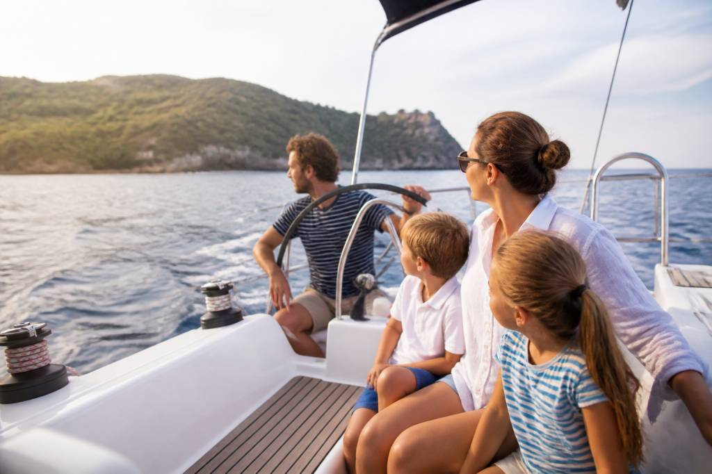 Aventures en famille en bateau : idées d’escapades et conseils pour naviguer ensemble