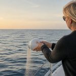Dispersion des cendres en mer : règles, démarches et cérémonie en bateau