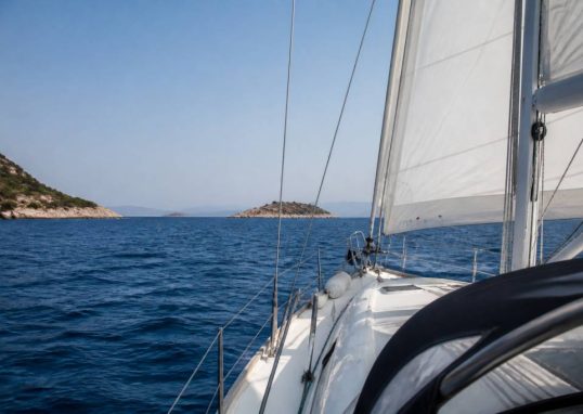 Combien de milles nautiques prévoir pour votre croisière en voilier