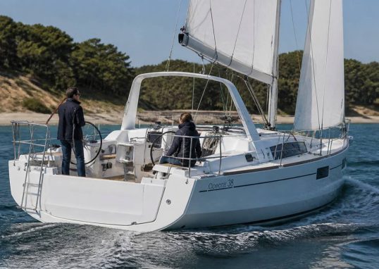 Oceanis 38. tout savoir avant de louer ou naviguer à bord