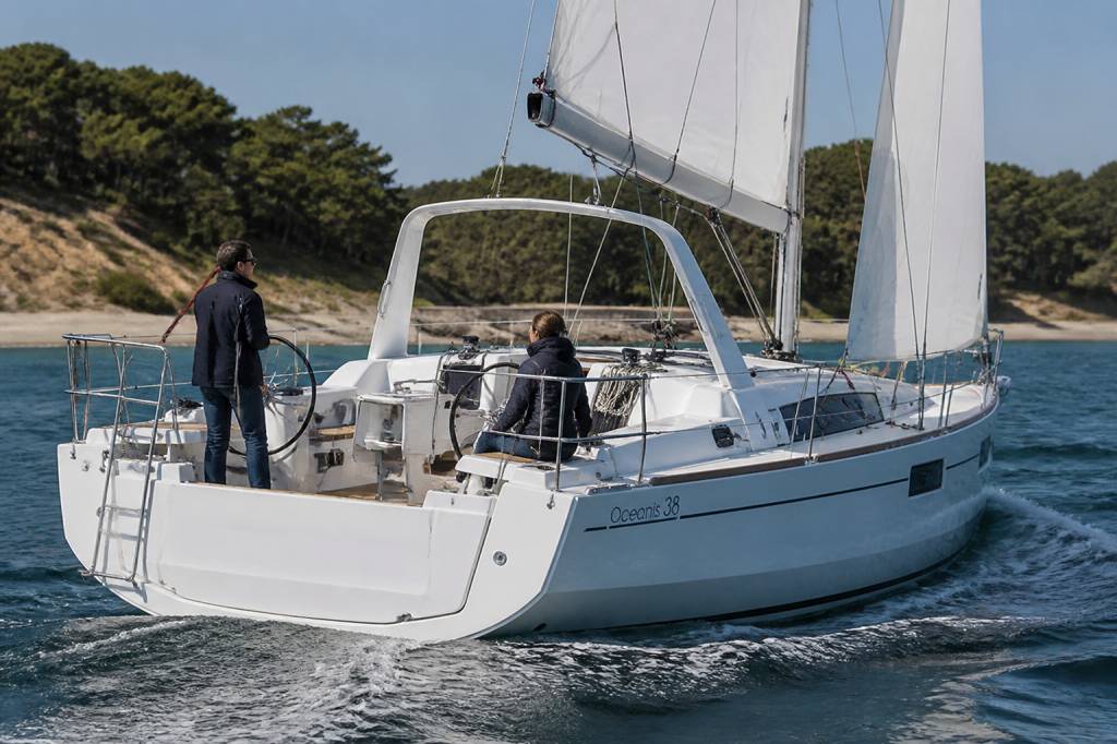 Oceanis 38. tout savoir avant de louer ou naviguer à bord