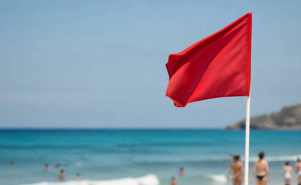Drapeau plage signification : guide pour comprendre les couleurs et la sécurité sur la plage