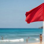 Drapeau plage signification : guide pour comprendre les couleurs et la sécurité sur la plage