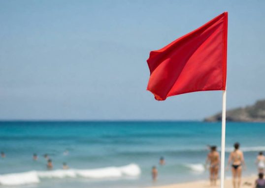 Drapeau plage signification : guide pour comprendre les couleurs et la sécurité sur la plage