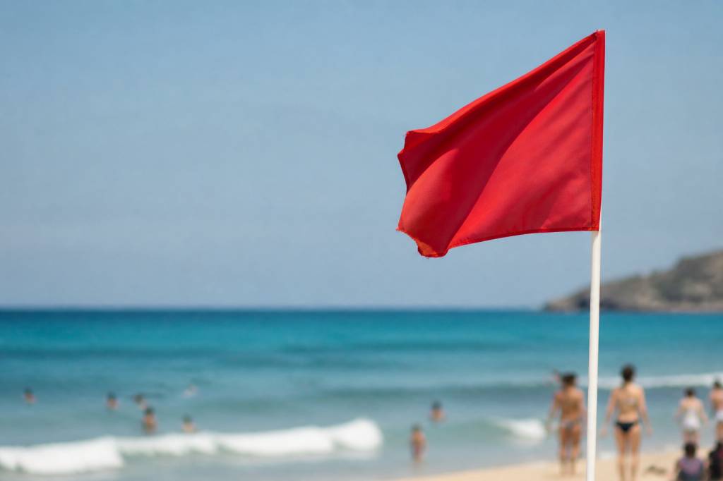 Drapeau plage signification : guide pour comprendre les couleurs et la sécurité sur la plage