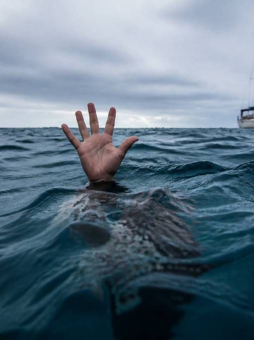 Hydrocution cause : comprendre les facteurs de risque en mer
