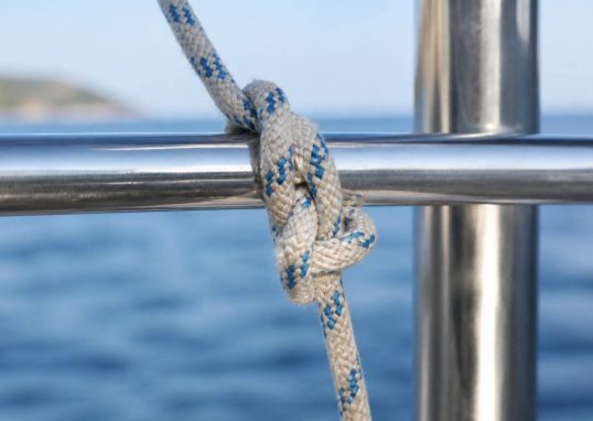 Noeud etrangleur : définition, usage et risques en navigation
