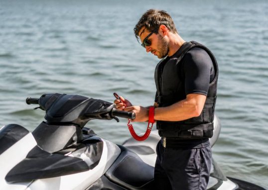 Équipement obligatoire jet ski : tout ce qu’il faut savoir