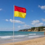 Drapeau jaune et rouge plage : signification et règles de sécurité