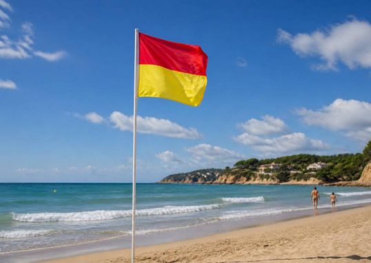 Drapeau jaune et rouge plage : signification et règles de sécurité