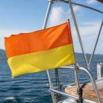 Drapeau orange et jaune en mer : signification, usage et règles de sécurité