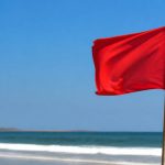 Drapeaux baignade : signification et règles à connaître