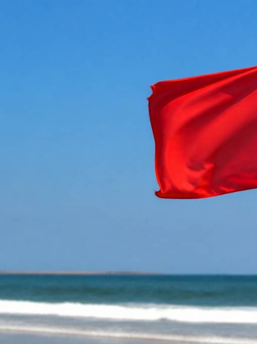 Drapeaux baignade : signification et règles à connaître