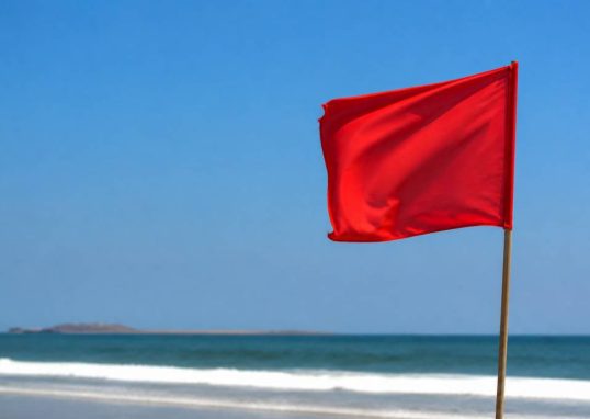 Drapeaux baignade : signification et règles à connaître