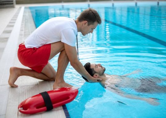 Formation sauveteur nageur : tout savoir pour devenir un professionnel de la sécurité aquatique