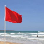 Drapeaux plage signification : comprendre les couleurs et la sécurité en bord de mer