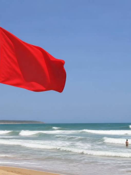 Drapeaux plage signification : comprendre les couleurs et la sécurité en bord de mer