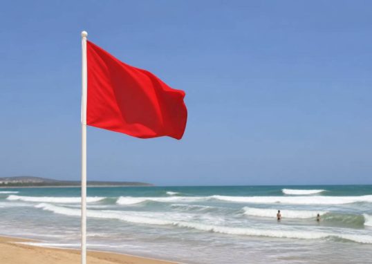 Drapeaux plage signification : comprendre les couleurs et la sécurité en bord de mer