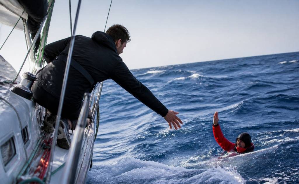 Homme à la mer : procédure de sécurité et gestes à connaître