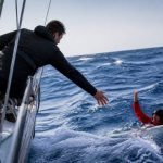Homme à la mer : procédure de sécurité et gestes à connaître