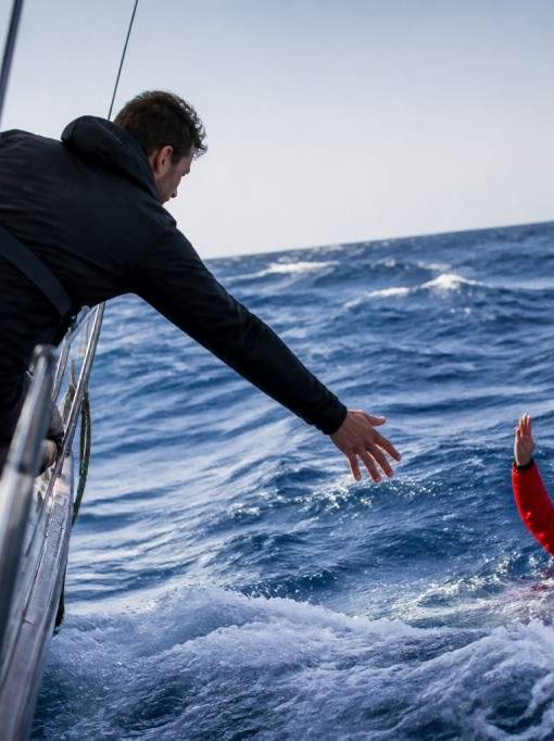 Homme à la mer : procédure de sécurité et gestes à connaître