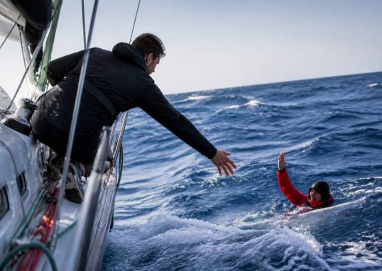 Homme à la mer : procédure de sécurité et gestes à connaître