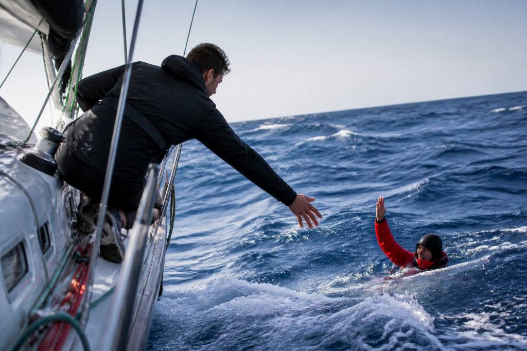 Homme à la mer : procédure de sécurité et gestes à connaître