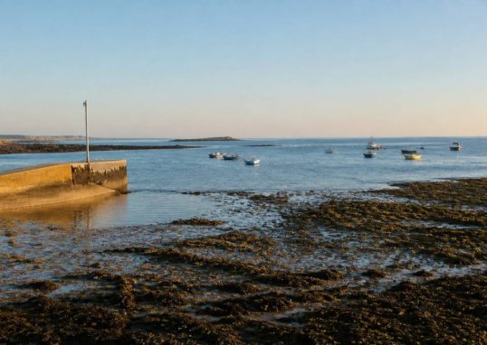Marée Normandie : comprendre les horaires et coefficients pour naviguer en sécurité