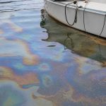 Pollution hydrocarbure en mer : comment réagir et protéger son bateau