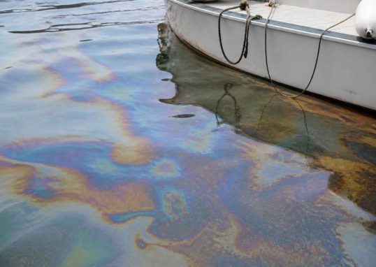Pollution hydrocarbure en mer : comment réagir et protéger son bateau
