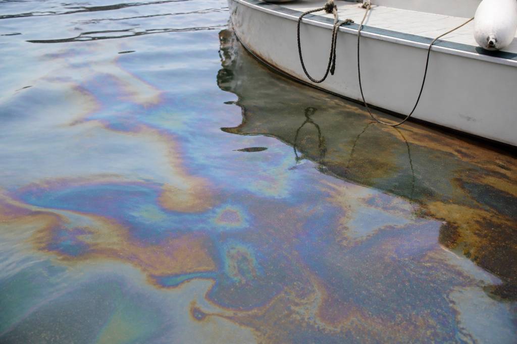 Pollution hydrocarbure en mer : comment réagir et protéger son bateau